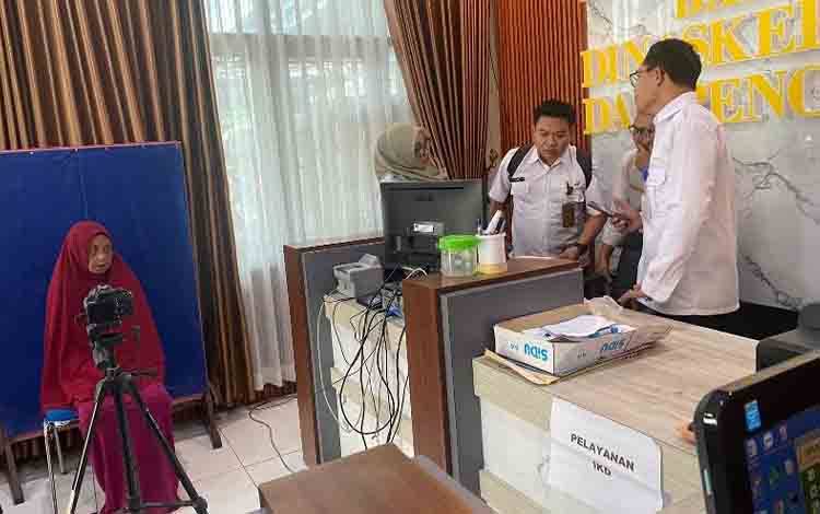 Disdukcapil Barito Utara Lakukan Pengecekan Biometrik terhadap Penduduk Terlantar Tanpa Identitas