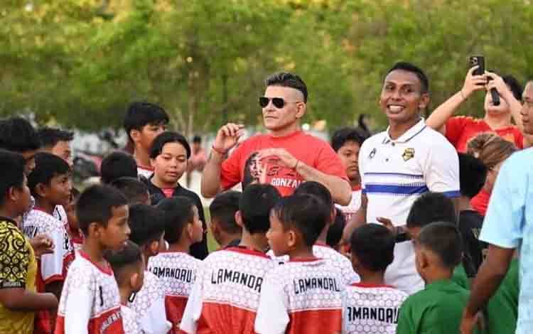 Pemkab Lamandau Gandeng Cristian Gonzales Tingkatkan Semangat Sepak Bola
