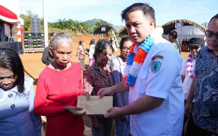 Ratusan Warga Lamandau Terima Kompensasi dari Perusahaan, Bupati Lamandau Pimpin Penyerahan