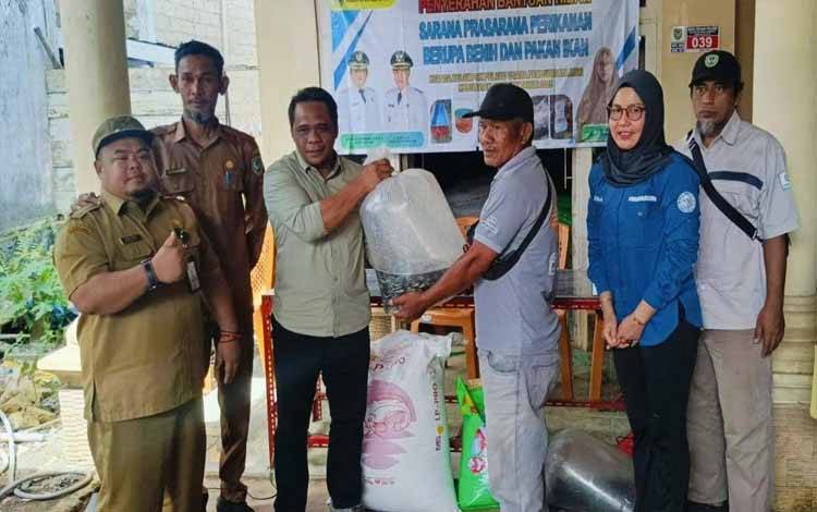 Dinas Perikanan Seruyan Serahkan Hibah Benih dan Pakan Ikan untuk Dua Kelompok Pembudidaya