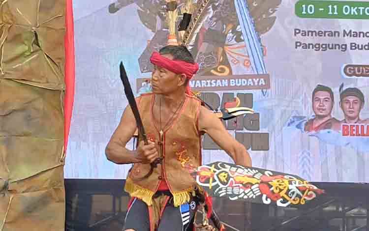 DPRD Kotim Dukung Pameran Mandau Penyang Pambelum sebagai Upaya Lestarikan Budaya