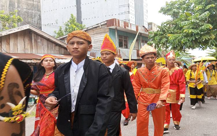 Pawai Nasi Adab Warnai Hari Jadi ke-66 Kobar
