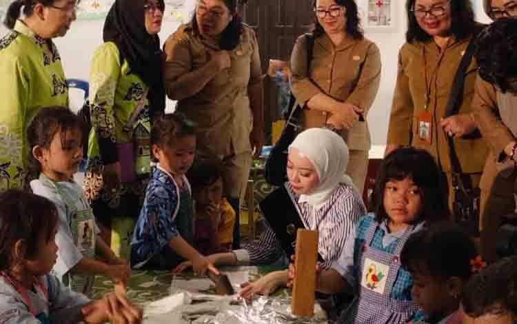 Bunda PAUD Apresiasi Kreativitas Anak-Anak TK Negeri Pembinaan Jekan Raya