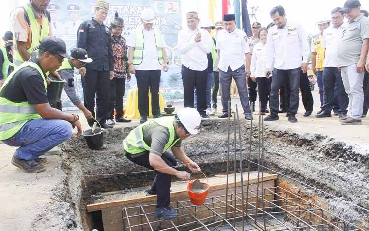 Pembangunan Tugu Gagang Mandau Resmi Dimulai, Bupati Rifa'i Letakkan Batu Pertama Ikon Baru Pulang Pisau