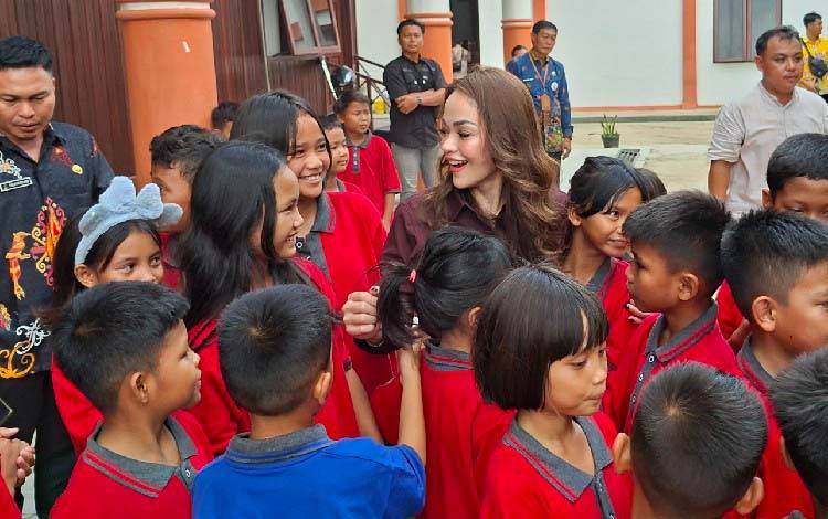 Anggota DPR RI Andina Thresia Narang Kunjungi Sekolah Rakyat Kabupaten Gunung Mas