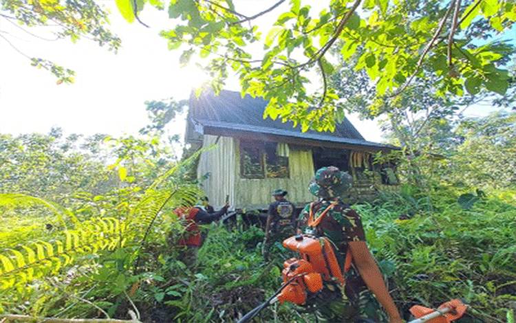 Puluhan Tahun Terbengkalai, Kodim 1013 Muara Teweh Bersama Masyarakat Buka Jalan Menuju Gereja GKI Maranata Barut