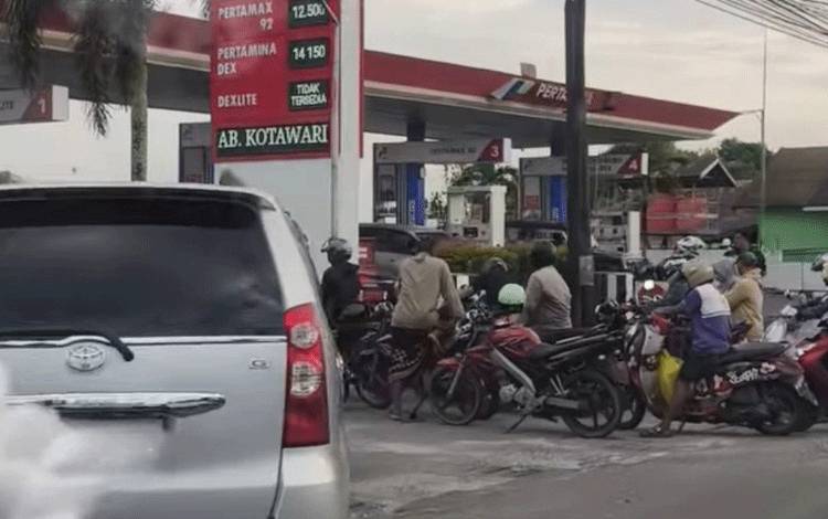 Kelangkaan BBM di Pangkalan Bun Terus Berlanjut, Keberadaan Pelangsir Dinilai Warga Sudah Meresahkan