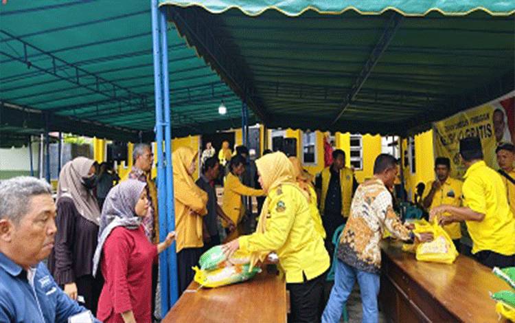 Kader Golkar Kobar Bagikan 1.400 Paket Sembako Gratis Untuk Warga