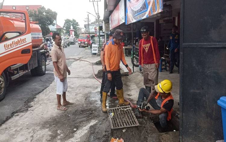BPBD Kobar Lanjutkan Pembersihan Saluran Air di Jalan Udan Said