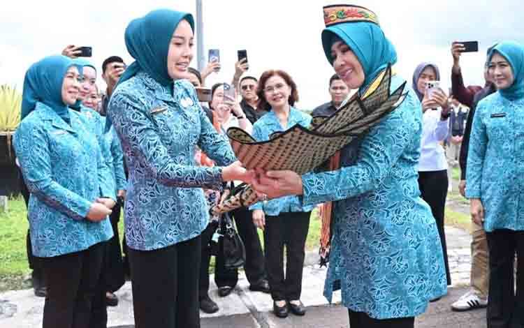 Ketua TP PKK Kalteng Sambut Kedatangan Ketua Umum TP PKK Pusat Tri Tito Karnavian