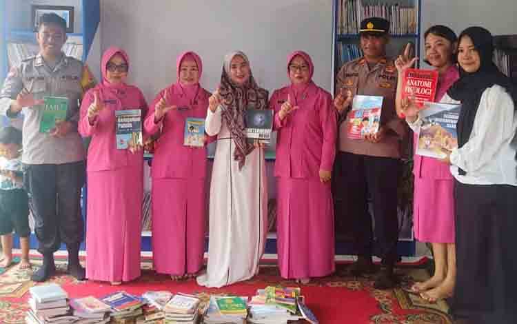 Polsek Sabangau Sedekah Ratusan Buku ke Perpustakaan Pandawa Kalampangan