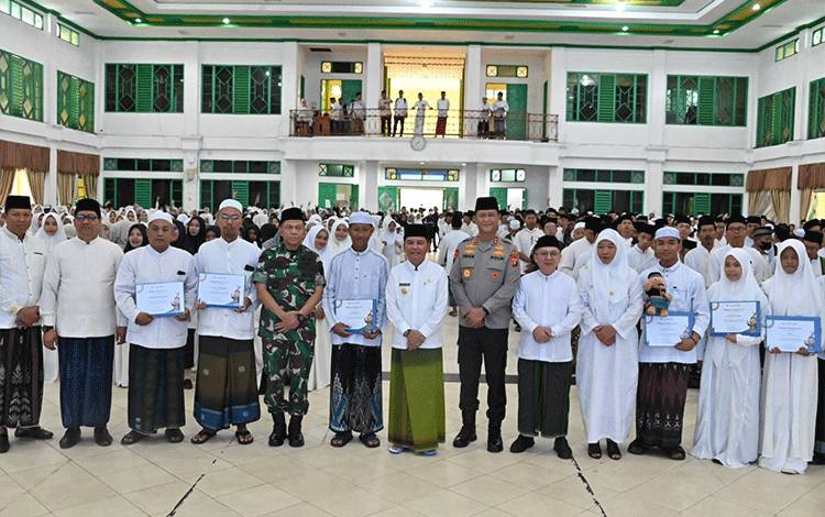 Gubernur Serahkan Penghargaan Kepada Santri Berprestasi di Hari Santri Nasional