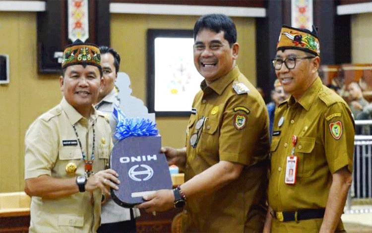 Bupati Barito Utara Terima Bantuan Sarpras Pengelolaan Sampah dari Gubernur Kalteng