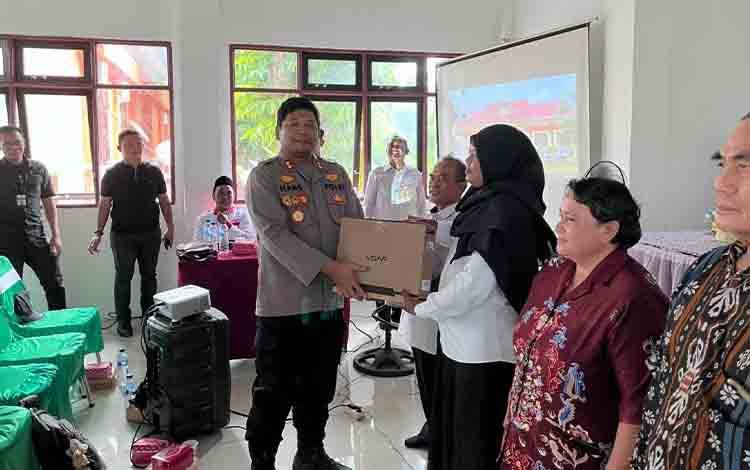 Kapolres Seruyan Salurkan Bantuan Laptop ke Sekolah di Seruyan Tengah dan Batu Ampar
