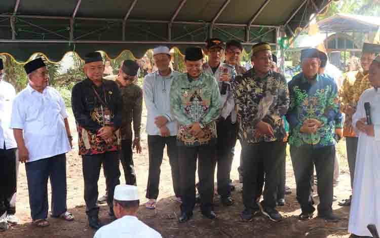 Wabup Seruyan Lakukan Peletakan Batu Pertama Pembangunan Masjid di Desa Derangga