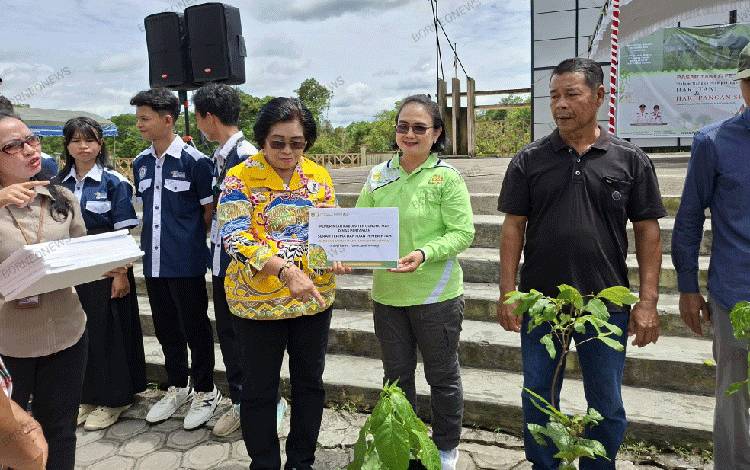 Pemkab Gunung Mas Bagikan Ribuan Tanaman Hortikultura kepada Perangkat Daerah hingga Kelompok Masyarakat