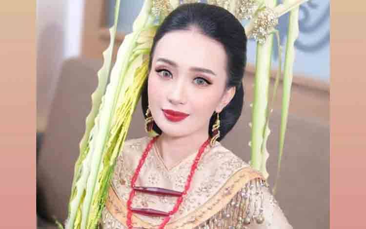 Pesona Adat Dayak dalam Pernikahan Putra Gubernur Kalteng Deden Wigustianto dan Bunga Aulia