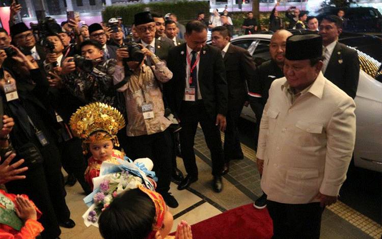 Hadiri KTT ASEAN, Prabowo Disambut Hangat WNI di Hotel Kuala Lumpur