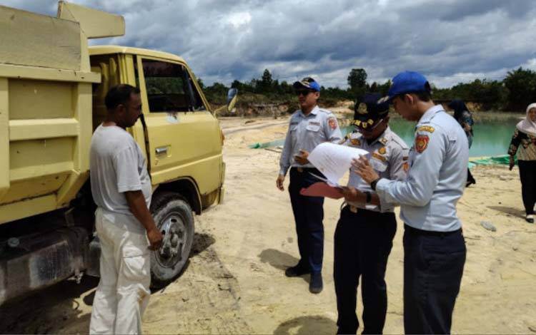 Dishub Kobar Terus Sosialisasikan Kewajiban Menutup Bak Muatan Bak Truk