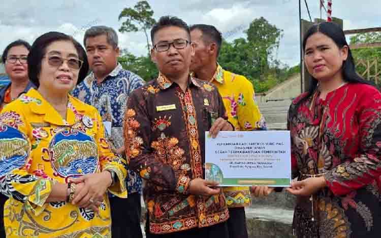 Pemkab Gunung Mas Beri Bantuan Alat Pasca-Panen Pengolahan Hasil Pertanian