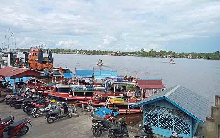 Satpolair Polres Kotim Minta Motoris Kelotok Perhatikan Alat Keselamatan