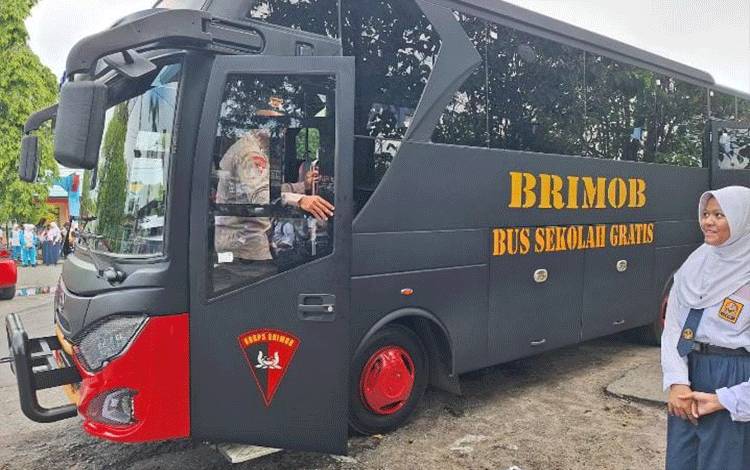 Brimob Polda Kalteng Hadirkan Bus Sekolah Gratis