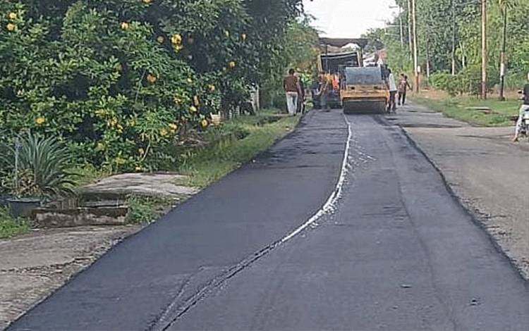 Dinas PUPR Barito Timur Aspal Ulang Jalan Dalam Kota Tamiang Layang