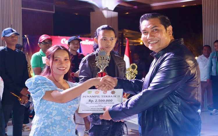 Wabup Tutup Parade Band Handep Hapakat dan Ajak Pemuda Jauhi Narkoba dan Judi Online