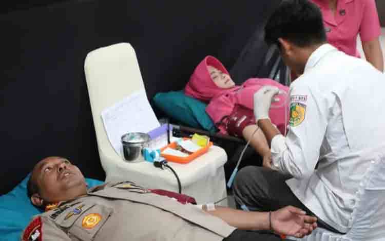 Brimob Polda Kalteng Gelar Bakti Kesehatan Donor Darah dalam Rangka HUT ke-80