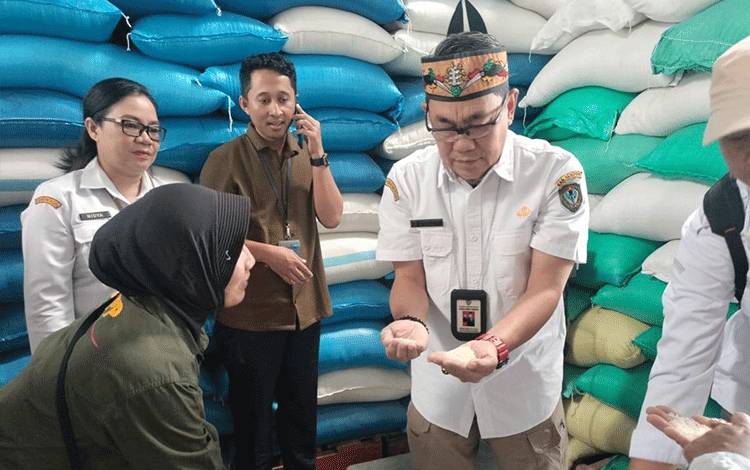 Pemkab Seruyan Cek Kesiapan Bantuan Pangan Tahap II di Gudang Bulog