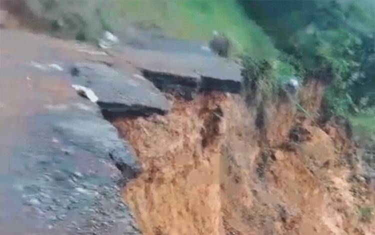 Tanah Longsor di Satui Kalsel Membentuk Jurang Besar, Hanya Berjarak 5 Meter Dari Jalan Raya