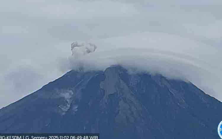 Semeru Delapan Kali Erupsi dengan Letusan Setinggi 800 Meter