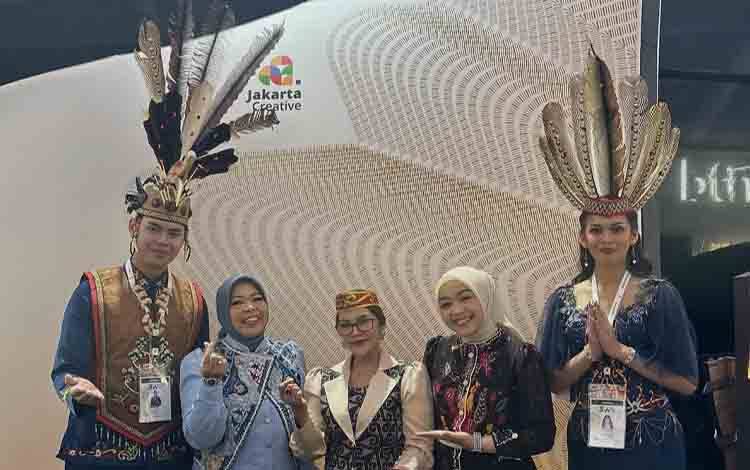 Budaya Kalteng Bersinar di Jakarta Fashion Week 2025, DPRD Kalteng Beri Apresiasi
