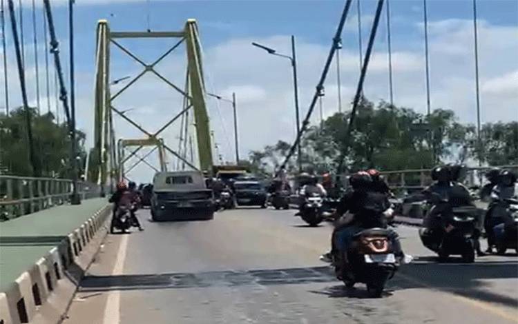 Ceceran Oli Penuhi Jembatan Barito, Sejumlah Pengendara Dilaporkan Terjatuh