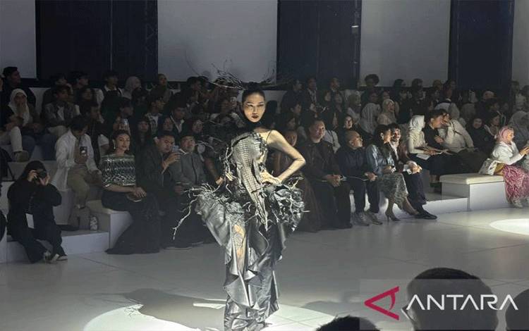 Menekraf Sebut Parade Busana ASEAN Kekuatan Ekonomi Berakar Budaya