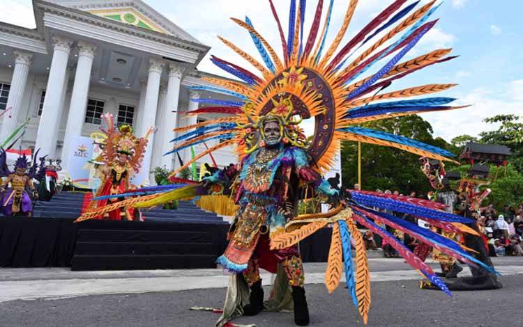 Legenda Kalimantan Hidup di Panggung Marunting Fashion Carnaval 2025