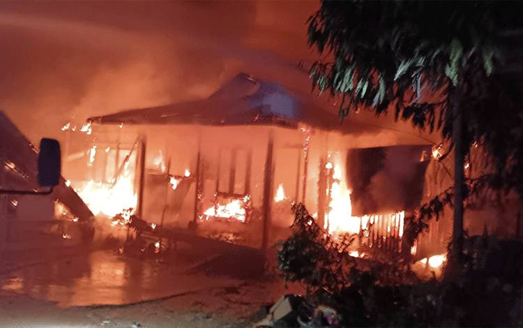 Dua Rumah Warga di Desa Tumbang Manjul Ludes Terbakar, Sembilan Jiwa Terdampak