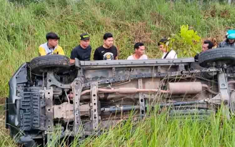 Mobil Terbalik di Tikungan Tol Mali-Mali Kalsel