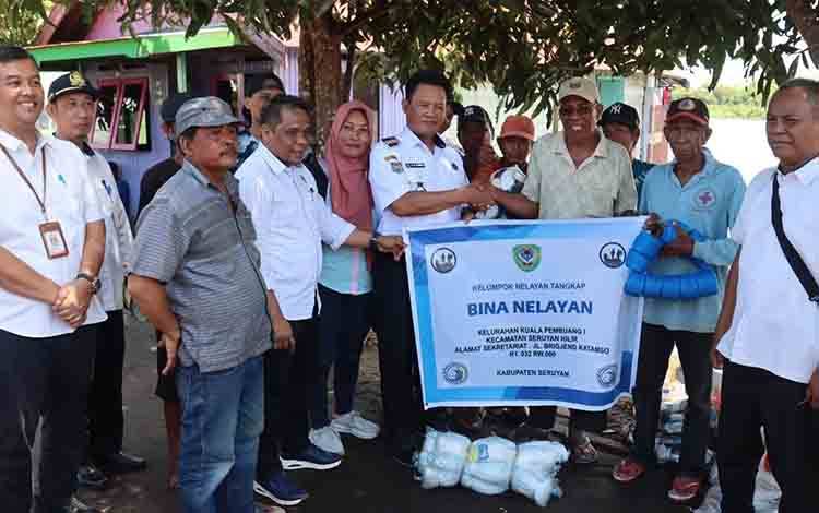 Bupati Seruyan Serahkan Bantuan Sarana Penangkapan Ikan untuk Nelayan Pesisir