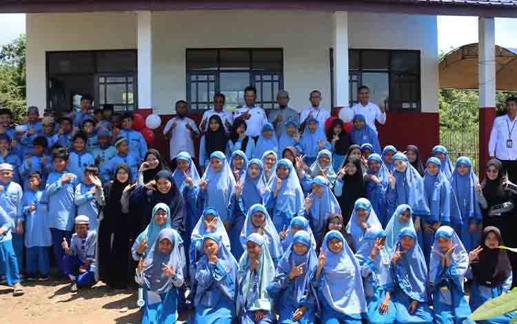 Bupati Seruyan Serahkan Hibah Bangunan Sekolah dan Rumah Guru