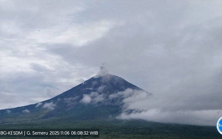 Gunung Semeru Erupsi Disertai Letusan Setinggi 1 Km di Atas Puncak