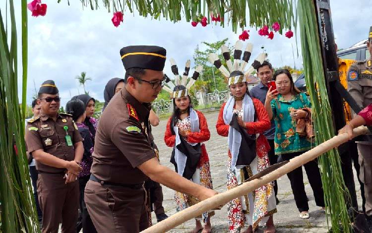 Kedatangan Kajari Gunung Mas yang Baru Disambut Prosesi Adat