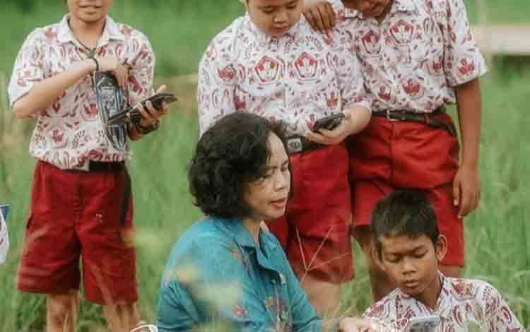 Guru di Hampatung Kapuas Mulai Eksplor Pembelajaran Outdoor dan Berbasis AI