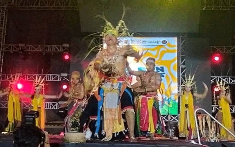 Pesona Budaya Tane Nansarunai dari Barito Timur Pukau Penonton Balikpapan Fest 2025