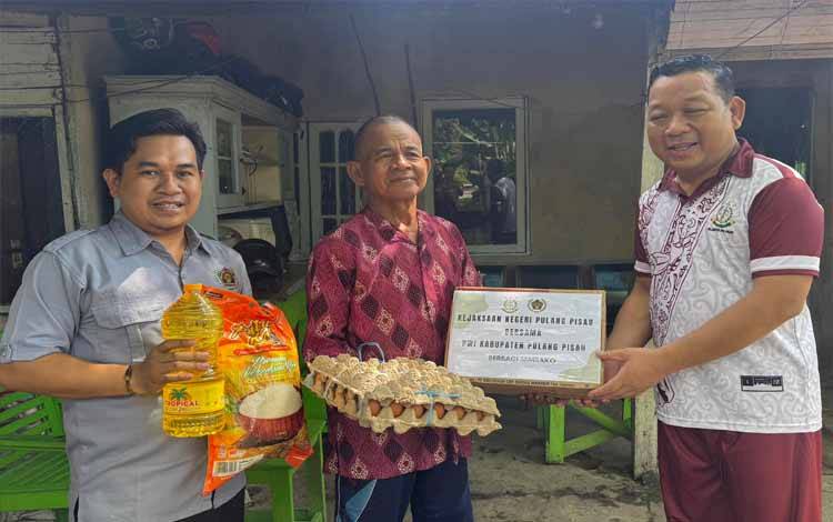 Kejari dan PWI Pulang Pisau Kolaborasi Salurkan Bantuan Sembako untuk Warga
