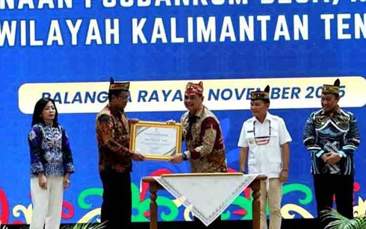 Bupati Barito Utara Terima Penghargaan dari Kementerian Hukum dan HAM RI