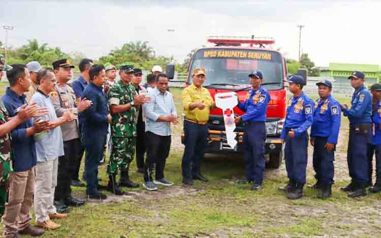 Bupati Seruyan Serahkan Hibah Mobil Tangki Water Supply Untuk Damkar Hanau
