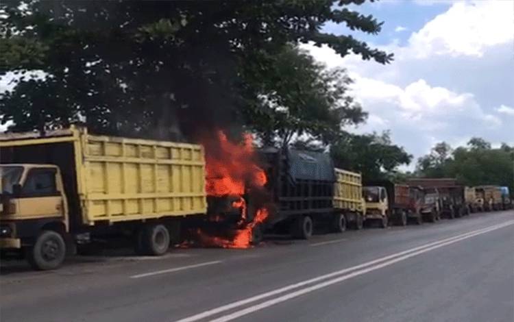 Truk Terbakar Saat Antre BBM di SPBU Liang Anggang Kalsel