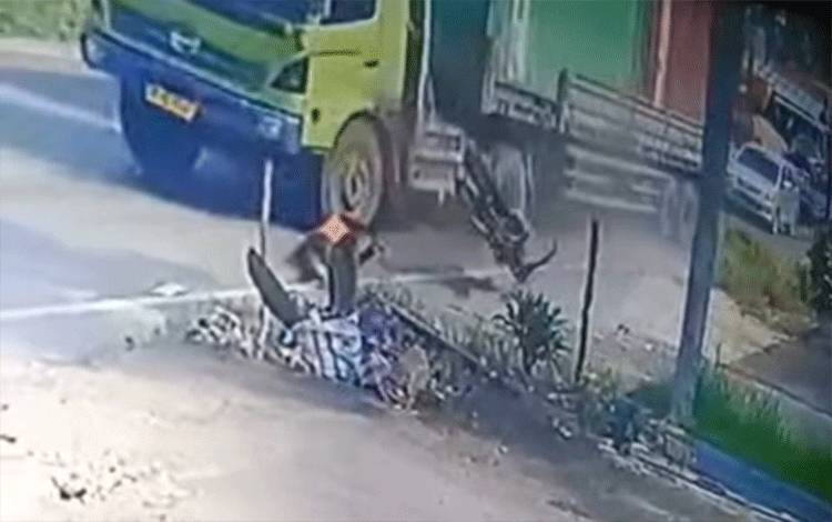 Pengendara Motor Terpelanting Diserempet Truk di Tapin Kalsel, Sopir yang Kabur Ditangkap