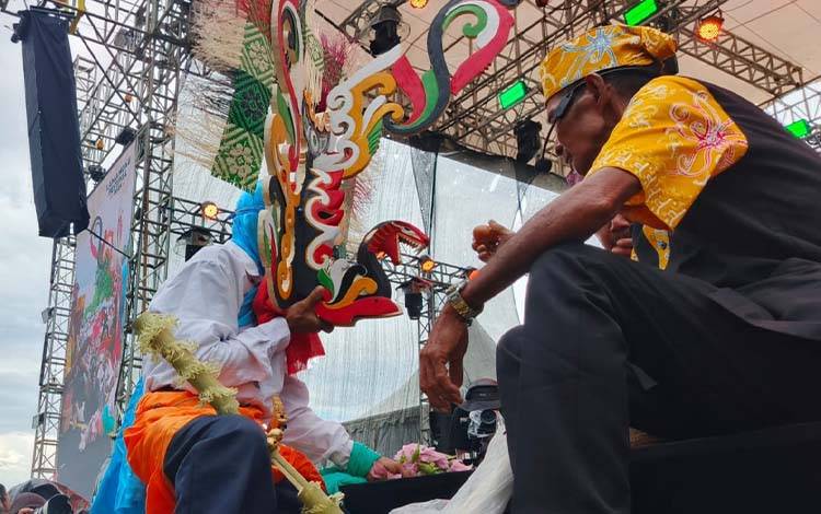 Ritual Meumpan Bukung Awali Festival Babukung 2025 di Lamandau